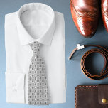 Corbata Patrón geométrico moderno de blanco gris<br><div class="desc">Las corbatas de cuello de patrón geométrico blanco gris moderno presentan un diseño geométrico elegante en gris y blanco.</div>