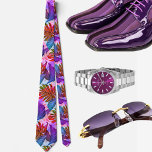 Corbata Patrón hawaiano púrpura tropical<br><div class="desc">La corbata masculina de la prensa hawaiana muestra un impresionante ilustracion de hojas tropicales en una cautivadora sombra de pavo real. Esta combinación de colores única añade un toque de intriga y sofisticación a la corbata, convirtiéndolo en un accesorio destacado para cualquier ocasión. La sombra del pavo real, con sus...</div>