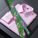 Corbata Patrón hawaiano tropical rosa<br><div class="desc">La corbata de cuello de los hombres de estampado hawaiano presenta un cautivador ilustracion de hojas tropicales verdes y rosas, con un diseño vibrante y llamativo. La corbata muestra una armoniosa mezcla de hojas verdes exuberantes y acentos rosados vibrantes, creando una combinación visualmente llamativa. Las hojas verdes simbolizan el abundante...</div>