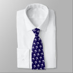 Corbata Patrón KC-135 blanco y naval<br><div class="desc">Esta corbata del cuello presenta un patrón blanco de KC-135 sobre un fondo azul marino oscuro. El color de fondo puede cambiarse fácilmente a otro color de su elección para un aspecto personalizado. El reverso de la corbata se imprime con un patrón repetido de un parche de escuadrón o emblema...</div>