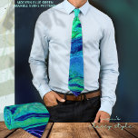 Corbata Patrón moderno Ombre Verde Azul Swirl<br><div class="desc">Acompáñese con este moderno arte de Ombre fluido con hermosos colores de verde,  Verde azulado y azul que fluyen entre sí. Excelente como un marido de regalo,  papá,  novio y para cualquier ocasión.</div>