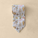 Corbata Patrón Personalizado colorido de FRIENDS™<br><div class="desc">Añade un toque de color y diversión a tu espacio con el diseño de patrones de Personalizado colorido FRIENDS™. Con ilustraciones juguetones al estilo personalizado de tus personajes favoritos de FRIENDS™, este vibrante patrón le da vida a la esencia del querido programa de televisión. Perfecto para los aficionados al espectáculo,...</div>
