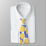 Corbata Patrón simple de rodajas de limón Azul Botánico<br><div class="desc">Esta elegante corbata de cuello presenta un sencillo patrón de ilustracion de lonchas amarillas y formas florales cobálticas. ¡Buena idea de regalo!</div>