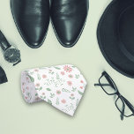 Corbata Patrón tropical mínimo<br><div class="desc">La corbata de los hombres de la prensa hawaiana exhibe una cautivadora variedad de coloridas hojas tropicales en su diseño. El vibrante ilustracion de la corbata capta la exótica y exótica belleza de las islas hawaianas, aportando una ráfaga de aire tropical a cualquier conjunto. Las hojas que aparecen en la...</div>