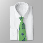 Corbata Patrón verde de bolas de tenis azul de la Marina d<br><div class="desc">Patrón de raquetas de tenis de color verde pastel y la Marina para él | Pista de tenis de verano. Regalo para un tenista, partido de tenis de racquet de la marina sobre un fondo verde. Regalo personalizado para un jugador de tenis. Decoración de moda para los jugadores de tenis...</div>