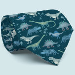 Corbata Patrón verde de los dinosaurios<br><div class="desc">Montones de dinosaurios azules,  Tyrannosaurus rex,  Spinosaurus,  Stegosaurus,  Diplodocuments y Triceratops. Perfecto para curadores de museos,  paleontólogos y todo aquel que guste los dinosaurios.</div>