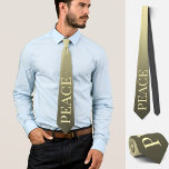 Corbata Paz, no guerra, elegante y sutil marrón<br><div class="desc">Esta bonita corbata personalizado muestra la palabra paz en beige claro sobre un fondo dorado amarillo marrón. Una manera ideal pero sutil y elegante de mostrar tu actitud hacia la paz y la libertad, contra la guerra y la violencia. Para pacifistas, manifestaciones contra la guerra y buscadores de la paz....</div>