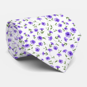 Corbata Pequeñas flores y hojas moradas sobre fondo blanco