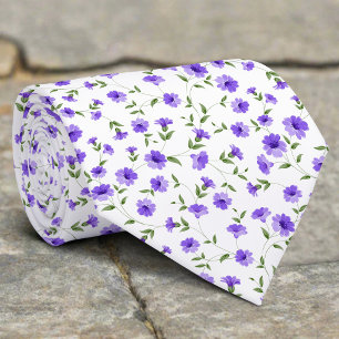 Corbata Pequeñas flores y hojas moradas sobre fondo blanco