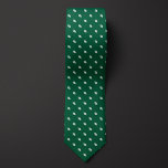 Corbata Pequeñas pelotas verdes<br><div class="desc">Un pequeño patrón de diagonal futbolística adorna este clásico lazo de cuello verde profundo, ideal para un hincha de fútbol con un estilo conservador. No olvide ver nuestros calcetines de juego con el mismo patrón de fútbol.</div>