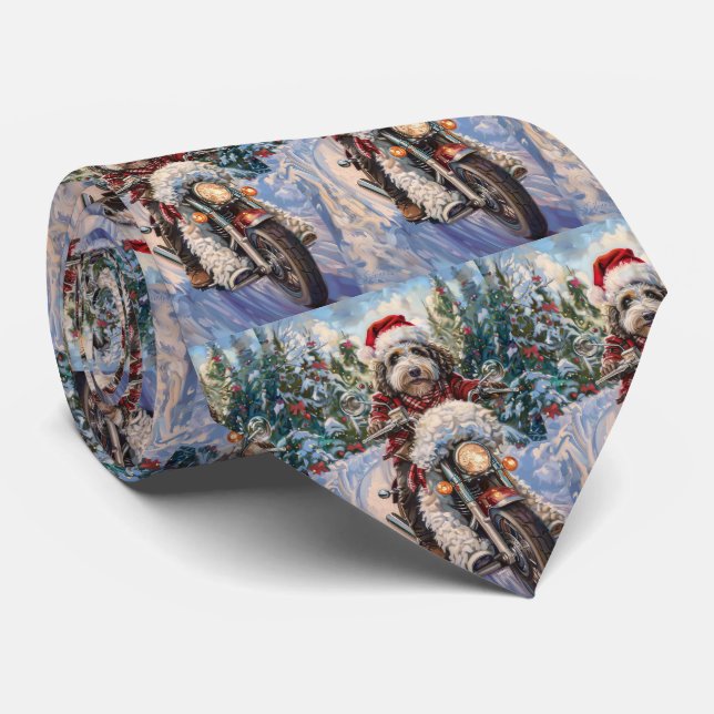 Corbata Perro Bernedoodle montando motocicleta en Navidad (Enrollado)