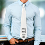 Corbata Personalizado logotipo comercial Código QR Texto s<br><div class="desc">Crea tu propio vínculo profesional de marca con el logotipo, el nombre y el sitio web de tu empresa, y un código QR personalizado con un fondo blanco. Reemplace el logotipo de ejemplo, el texto y el enlace URL con el suyo propio en la barra lateral. Su logotipo puede ser...</div>