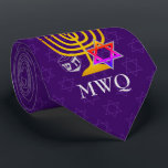 Corbata Personalizado Morado Monograma HANUKKAH<br><div class="desc">Elegante y elegante cordón de cuello morado HANUKKAH, diseñado con una falsa menorah dorada, la colorida estrella de David y el dreidel plateado más PERSONALIZABLE MONOGRAM y GREETING, para que puedas añadir tus iniciales y crear tu propio saludo. En el fondo hay un sutil patrón de baldosas de la Estrella...</div>