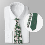 Corbata Personalizar las flores acuáticas de flores de flo<br><div class="desc">Para un novio que busca un toque de elegancia personalizada, nuestro Patrón de Flores acuáticas con flores de color de cerezo salvaje es la elección ideal. Elevar la decoración boda con la oportunidad de personalizar de este exquisito diseño con los nombres de la pareja y la fecha boda. Las ramas...</div>