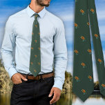 Corbata Pesca Mosca Pescador Oscuro Bosque Verde<br><div class="desc">Pesca moscas atan el cuello en verde oscuro del bosque.  El patrón de la mosca pequeña,  ampliamente dispersa,  está compuesto de ilustraciones vintage.  Los colores son plumas naranjas con azul y algo amarillo.  Adecuado para llevar a la oficina,  un pescador puede mostrar su amor por el deporte.</div>