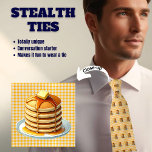 Corbata Pila de tortitas de pancakes de cuello de acero am<br><div class="desc">Desde lejos,  esto parece una corbata típica de los hombres,  pero de cerca es una pila de crepes con mantequilla y jarabe. Diseñado en amarillo pastel. Generativo.</div>