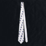 Corbata Pingüino feliz de Jánuca<br><div class="desc">Festivamente un pingüino de Jánuca de la diversión apenas para las vacaciones. Muestre apagado su alcohol del día de fiesta con este pingüino judío lindo que lleva a cabo un dreidel y que lleva una camiseta que diga Jánuca feliz.</div>