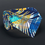 Corbata Plantas tropicales blancas amarillas de la marina<br><div class="desc">El empate masculino presenta un collage de plantas tropicales en agua, dorado y blanco en azul marino. MÁS diseños en la tienda. Guay para la oficina, una noche en la ciudad, un boda, para el novio o novio o dar como regalo a tu esposo, papá, hermano o mejor amigo. ¡Hagan...</div>
