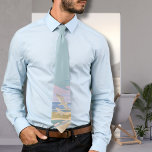 Corbata Playa Azul<br><div class="desc">Trasladarse a la serena felicidad costera de un día de verano con esta corbata de cuello de estampado de arte, capturando la esencia de una tranquila escena de playa. Los suaves tonos pastel de azul, rosa, violeta, tostado y crema evocan el tranquilo aura de una puesta de sol costera o...</div>