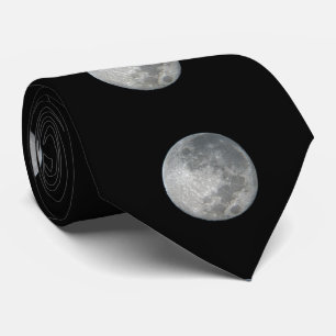Corbata Primer plano de luna llena en el cielo nocturno. F
