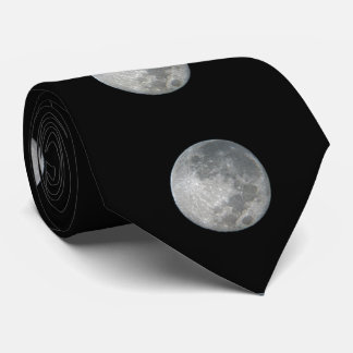 Corbata Primer plano de luna llena en el cielo nocturno. F