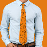 Corbata Profesión de carpintero | Papá | Tie del Día del T<br><div class="desc">La corbata de los hombres tiene un patrón encantador inspirado en el equipo del carpintero, lo que hace un regalo para el padre, abuelo o tío que trabaja o tiene pasión por el carpintero. El diseño muestra una variedad de símbolos y herramientas relacionadas con el carpintero, como martillos, sierras, cinceles,...</div>