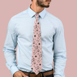 Corbata Profesión de Seamstress del sastre: zapato de papá<br><div class="desc">La corbata masculina presenta un patrón elegante inspirado en el equipo de sastre, lo que hace un regalo para el padre, abuelo o tío que trabaja o tiene pasión por la costura y la costura. El diseño muestra una variedad de símbolos y herramientas relacionadas con el sastre, como máquinas de...</div>