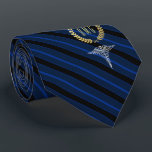 Corbata Profesional Médico Monogramado Azul<br><div class="desc">Una corbata personalizada a rayas azules adaptada a los profesionales médicos con el suyo o el monograma de su destinatario de regalo dentro de una corona de oro falsa.</div>