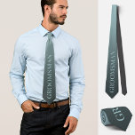 Corbata Propuesta groomsman boda azul elegante<br><div class="desc">Esta exquisita corbata personalizada muestra la palabra "groomsman" en un tono azul claro sobre un fondo degradado de azul oscuro y azul claro. Ofrece una mezcla de humor, elegancia y estilo para realzar el atuendo de su boda o soltero. Es una forma deliciosa de invitar a tus amigos a ser...</div>