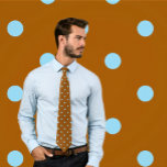 Corbata Puntos clásicos del Polka azul cielo en el marrón<br><div class="desc">Lunares! Uno de los patrones clásicos de las prendas de vestir que se ve muy bien en las corbatas. Esta corbata de puntitos polka presenta pequeños puntos azules del cielo en marrón.</div>