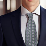 Corbata Puntos con patrón de ciruela y blanco en sabio<br><div class="desc">Los sofisticados puntos de ciruela morada y blanco con motivos están dispuestos sobre un fondo de verde sofisticado y profundo.</div>