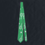 Corbata Racquets Guay White Retro Patrón Verde<br><div class="desc">Patrón de raquetas de tenis blancas y verdes para él | Pista de tenis de verano. Regalo para un jugador de tenis, partido de tenis de racquet blanco sobre un fondo verde. Regalo personalizado para un jugador de tenis. Decoración de moda para los jugadores de tenis en casa. Regalos modernos...</div>