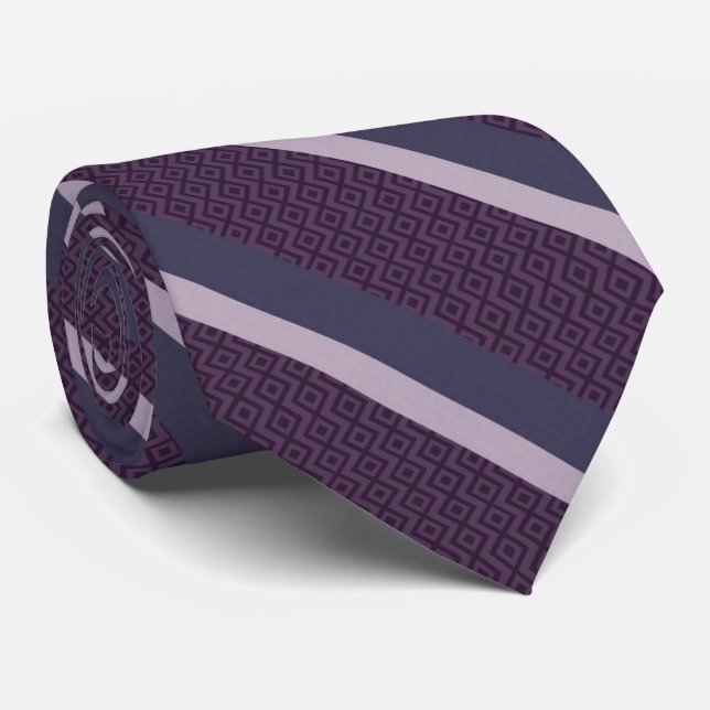 Corbata Rayas de lavanda magenta sobre patrón de diamante  (Enrollado)