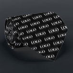 Corbata Rectangle Personalizado Patrón de logotipos Corpor<br><div class="desc">Promociona tu negocio con esta fría corbata de cuello,  con un patrón de fondo negro y logotipo personalizado. Añade fácilmente tu propio logotipo haciendo clic en la opción "personalizar".</div>
