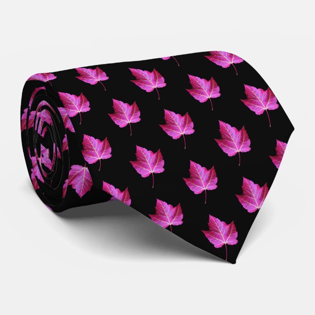 Corbata Red Autumn Maple Leaf Pattern on Black Background (Enrollado)