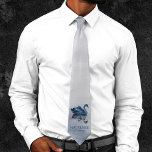 Corbata Reflexiones sobre el lago | Dusty Blue Swan Grooms<br><div class="desc">Lago moderno, oscuro y monótono pintado a mano y regalo de tocador de cisne para su fiesta nupcial en azul marino suavemente polvoriento con un elegante cisne y niebla humeante temprano en la mañana. De la colección "Reflections", este diseño acuático se inspiró en el tranquilo y tranquilo momento en el...</div>