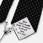 Corbata Regalo de padre de novia<br><div class="desc">En el día de tu boda, recuerda con tu suegro el adorable mensaje dándole esta corbata personalizada de suegro de la novia con un mensaje personalizado y tu cita de boda. Introduzca el nombre y la fecha que se imprimirán en una sección personalizada. Alternativamente, sorprenderlo con este gesto dulce como...</div>