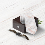 Corbata Relieve metalizado dorado Rosa elegante |Mármol bl<br><div class="desc">Relieve metalizado dorado Rosa elegante |Cuello de mármol blanco con mármol blanco a la moda y mármol rosa suave de Relieve metalizado dorado rosa.</div>