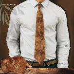 Corbata Resumen moderno Terracota Rustic Brown Monograma<br><div class="desc">Un diseño artístico abstracto llamativo con hojas en un fondo de mármol con tonos naranja, marrón rústico, terracota, cobre y dorado, los colores del otoño son imprescindibles para una hermosa temporada de colores. El fondo y las hojas fueron cuidadosamente trabajadas/pintadas a mano. También tiene un monograma que lo convierte en...</div>