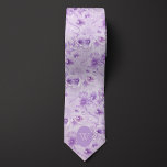 Corbata Resumen Monograma Morado Floral<br><div class="desc">Haga una declaración audaz con nuestro Abstract Purple Floral Monogram Neck Tie. La combinación única de diseño abstracto y violeta es perfecta para un boda moderno. Explore nuestros calcetines correspondientes para completar su apariencia.</div>