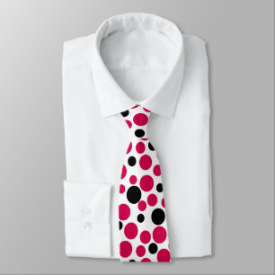 Corbata retro de arvejas negras rojas sobre fondo blanco