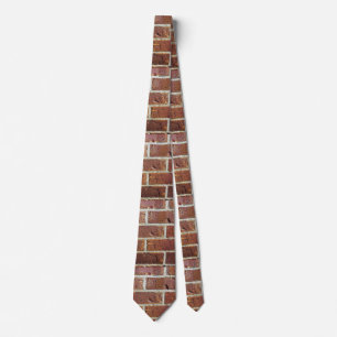 Corbata roja de la pared de ladrillo