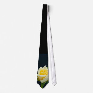 Corbata Rosa amarilla en el fondo negro