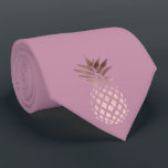 Corbata rosa claro de pollo elegante piña tropical dorado<br><div class="desc">Un diseño minimalista y elegante que representa una falsa piña de oro rosa sobre un polvoriento fondo rosa.</div>