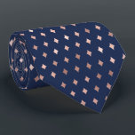 Corbata Rosa de patrón de lozenge de diamante azul de la m<br><div class="desc">Esta corbata de moda presenta un patrón de lozenge o diamante en un Relieve metalizado de imitación de oro rosa sobre un fondo azul marino. Ideal para los padrinos en un boda con temática azul marino y oro rosa.</div>