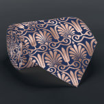 Corbata Rosa de patrón Deco Ornate<br><div class="desc">Esta corbata impactante presenta un patrón audaz de inspiración deco en un Relieve metalizado de imitación de oro rosa sobre un fondo azul marino. Ideal para los padrinos en un boda con temática azul marino y oro rosa.</div>