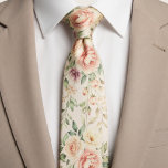 Corbata Rosa Floral de Melocotón Suave<br><div class="desc">Hermosa corbata con rosas suaves de melocotón y crema mezcladas con delicadas hojas verdes sobre un fondo claro. El patrón tiene un encanto vintage suave y romántico que se siente fresco y elegante. Es una excelente opción para bodas, fiestas de jardín o cualquier ocasión en la que desees una corbata...</div>