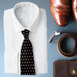 Corbata Rosa Patrón de diamante dorado Moda moderna<br><div class="desc">Este diseño de lujo presenta un elegante patrón de diamante de oro en rosa sobre fondo negro.</div>