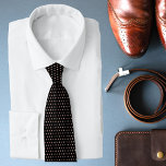 Corbata Rosa Patrón de diamante dorado Moda moderna<br><div class="desc">Este diseño de lujo presenta un elegante patrón de diamante de oro en rosa sobre fondo negro.</div>