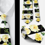 Corbata Rosas de franjas negras y blancas Boda de Groomsme<br><div class="desc">Esta corbata para los padrinos coincide con nuestra invitación floral a la boda a rayas blancas y negras con rosas amarillas</div>